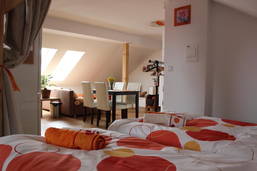 Orange Loft Apartment Kájov الغرفة الصورة